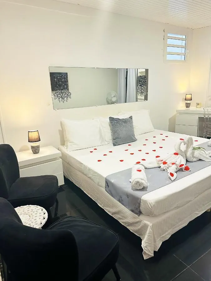 Appartement Charmant A Sainte Rose 60M² + Piscine דירה