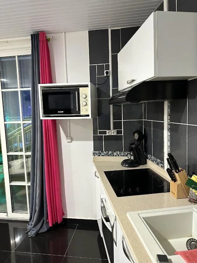 Appartement Charmant A Sainte Rose 60M² + Piscine 0*, סנט-רוז